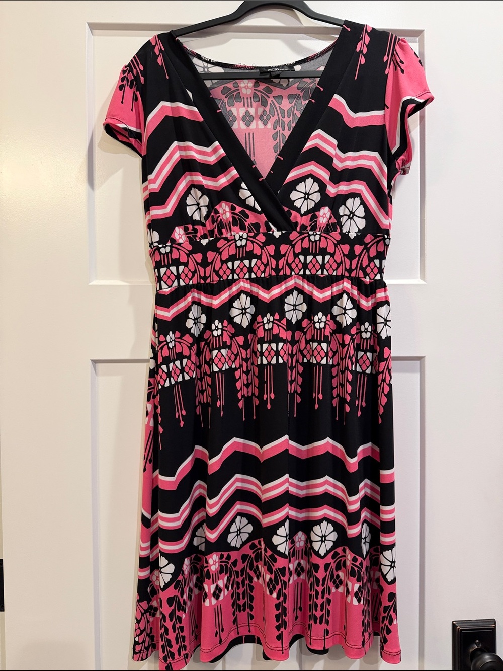Flattering Black White and Pink V-Neck Midi Short Sleeve Dress Size 10